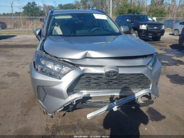 Toyota RAV4 Le Image 4