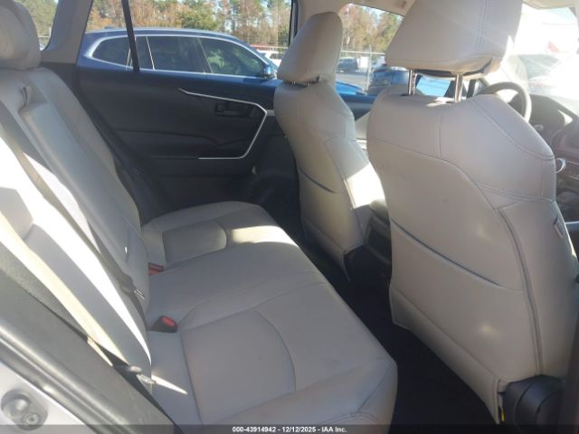 Toyota RAV4 Le Image 17