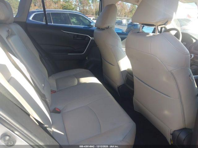 Toyota RAV4 Le Image 17