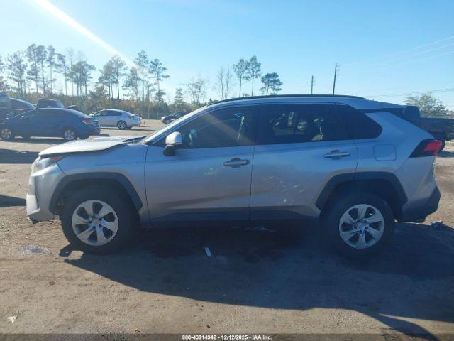 Toyota RAV4 Le Image 15