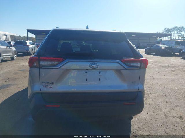 Toyota RAV4 Le Image 13