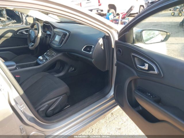 Chrysler 200 Limited Image 11