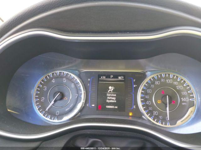 Chrysler 200 Limited Image 8