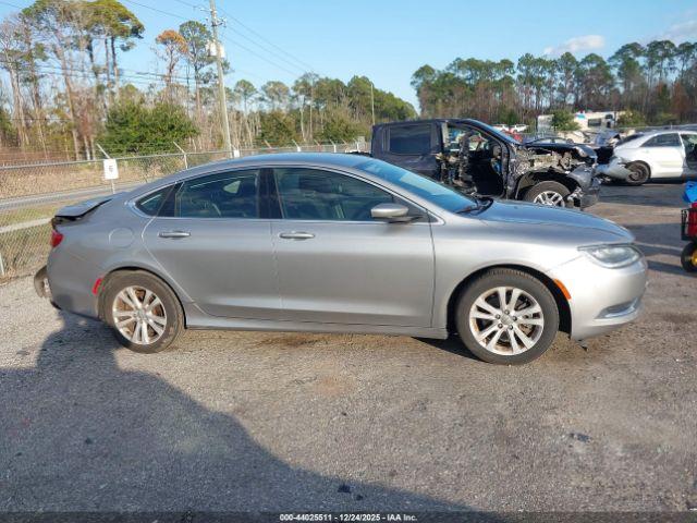 Chrysler 200 Limited Image 12