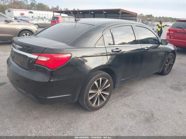 Chrysler 200 Limited Image 2