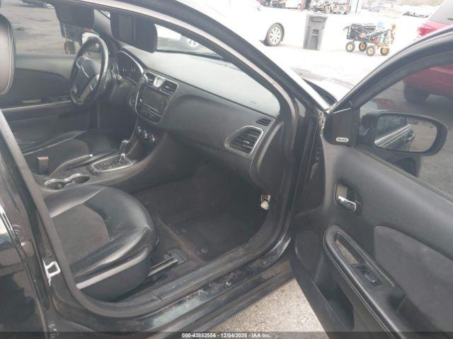 Chrysler 200 Limited Image 4